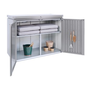 Otvorený záhradný box Biohort HighBoard 160 v kremennej šedej metalíze s policami a záhradným príslušenstvom.
