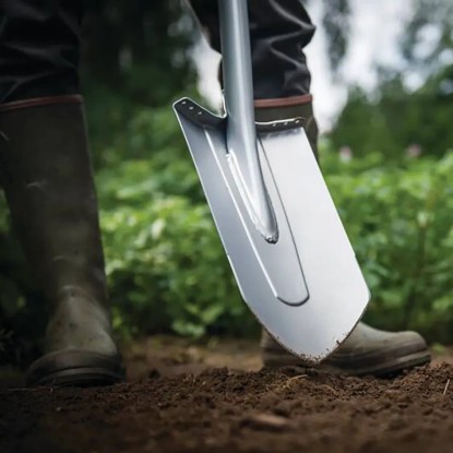 Fiskars rýľ Ergonomic Spitz v akcii: Záhradný rýľ s ostrou čepeľou na kopanie zeminy.