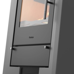Detailný záber kachlí s presklenými dvierkami a ovládacími prvkami.