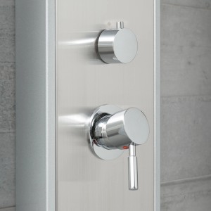 Detail: Sprchový panel Schütte Tahiti z nehrdzavejúcej ocele s ovládacími prvkami.