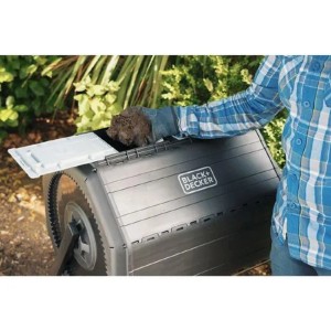 Kompostér Black+Decker s osobou pridávajúcou kompost.