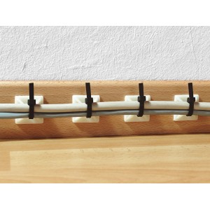 Biele lepiace pätky pre káblové zväzky 19x19 mm upevňujú káble k drevenej lište.