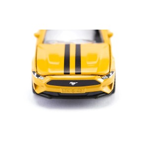 Žlté hračkárske športové auto s čiernymi pruhmi. Detailný záber prednej časti.
