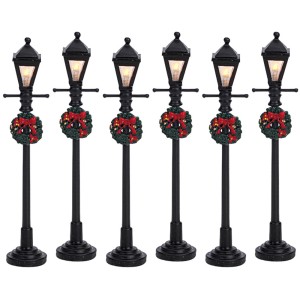 Sada 6 LED plynových lámp s vianočnými vencami ako vianočná dekorácia pre vianočnú dedinu.