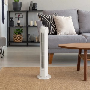 Biely vežový ventilátor (80 cm) s časovačom v obývacej izbe. Ventilátor na chladenie vzduchu.