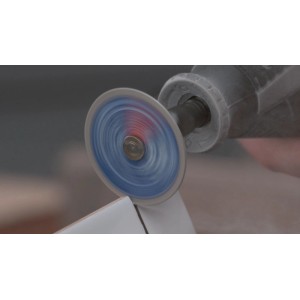 Rotujúci diamantový rezací kotúč Dremel Max EZ SpeedClic SC545DM presne reže bielu keramickú dlaždicu.