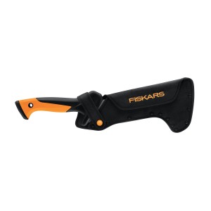 Sekera Fiskars s oranžovo-čiernou rukoväťou a čiernym puzdrom.