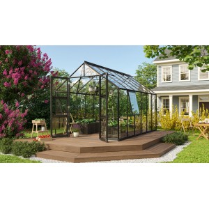 Skleník Vitavia Olymp 9900, čierny rám, 9,9 m², so základom na drevenej terase.