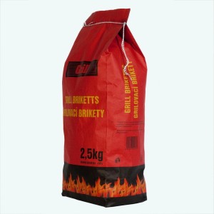 Červené vrece grilovacích brikiet 2,5 kg s motívom plameňa.