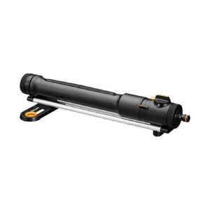 Fiskars Oscilačný zavlažovač Comfort S-L, čierno-oranžový, na zavlažovanie trávnika.