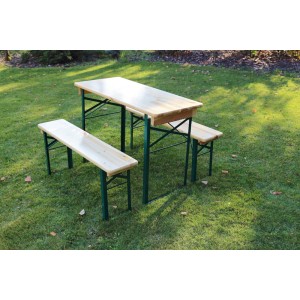 Malá pivná súprava pre balkón/terasu so stolom šírky 60 cm na trávniku.