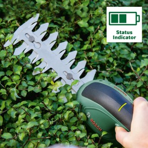 Akumulátorové nožnice na trávu a kríky Bosch EasyShear pri práci na živom plote.