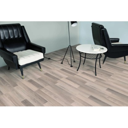 Laminátová podlaha Comfort Dub Silver 7 mm položená v obývacej izbe s nábytkom.