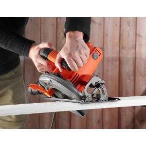 Ručná okružná píla Black+Decker CS1550 reže drevo. Výkon 1500 W pre presné rezy.