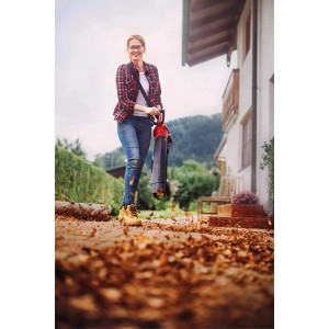 Žena používa akumulátorový fúkač lístia Einhell Power X-Change GE-CL 36 Li E.