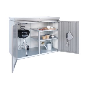 Otvorený záhradný box Biohort HighBoard 160 v kremennej šedej metalíze s grilom, policami a záhradným príslušenstvom.