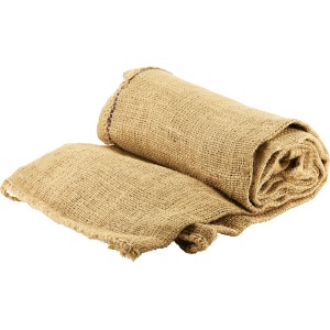 Dva jutové vrecia (50 kg) z prírodného materiálu, jeden zrolovaný, jeden ležiaci naplocho. Ideálne pre záhradu a prepravu.