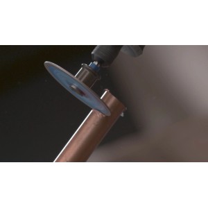 Dremel Premium kovový rezací kotúč reže medenú rúrku. Presné rezanie kovu s EZ SpeedClic príslušenstvom pre minináradie.
