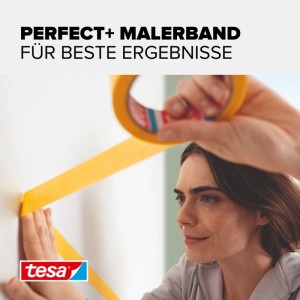 Žena aplikuje žltú maskovaciu pásku tesa Perfect+ na bielu stenu. Pre ostré okraje farieb pri maľovaní.