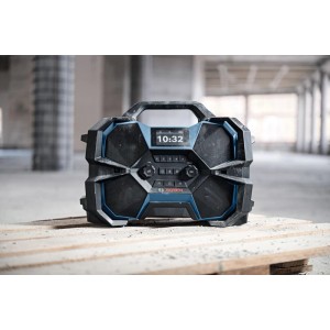 Robustné stavebné rádio Bosch Professional GPB 18 VH-6 SRC, čierno-modré, s displejom, reproduktormi na palete.