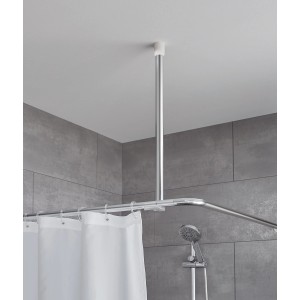 Kleine Wolke chrómová stropná podpera (60 cm) so sprchovou tyčou a závesom v kúpeľni.