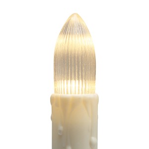 Detail: Teplá biela LED sviečka zo svetelnej reťaze so zeleným káblom.