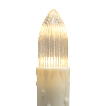 Detail: Teplá biela LED sviečka zo svetelnej reťaze so zeleným káblom.