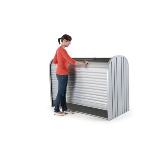 Biohort StoreMax 160 záhradný box strieborno-metalický so ženou otvárajúcou roletu.