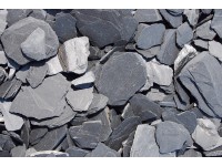 Plátky bridlice čierny grafit 30 - 70 mm 20 kg PE vrece Plátky bridlice čierny grafit 30 - 70 mm 20 kg PE vrece