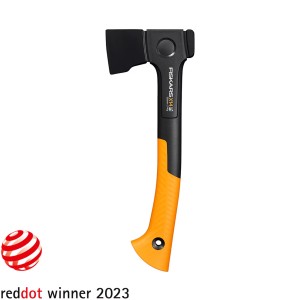 Univerzálna sekera Fiskars X14 s oranžovou rukoväťou.