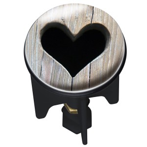 Wenko zátka umývadla Pluggy Mod. Heart s motívom srdca a vzhľadom dreva.