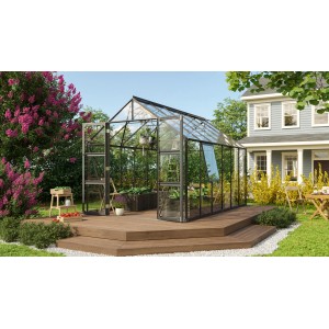 Skleník Vitavia Olymp 9900, čierny rám, 9,9 m², so základovým rámom na drevenej terase.