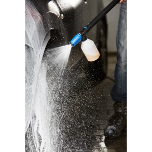 Nilfisk Car Combi Cleaner v akcii: Umývanie auta penou a tlakovým čističom.