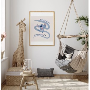 Nástenný obraz Komar Stitch Kindness, 50x70 cm, v detskej izbe s dekoráciami.