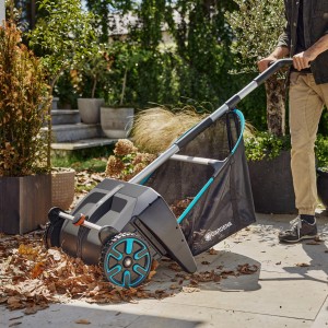 Sada Gardena na modernizáciu zberačov lístia a trávy pri použití na terase.