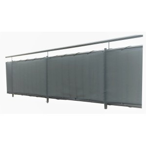 Striebornošedé Peddy Shield balkónové obloženie (90x500cm) s káblovými zväzkami na zábradlí.