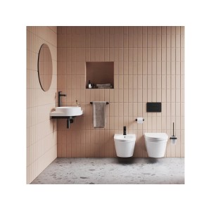 Moderná kúpeľňa s ovládacím panelom WC, umývadlom, bidetom a toaletou.