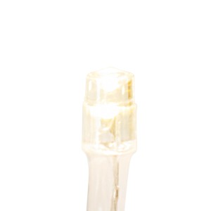 Detail teplé bielej LED diódy z LED svetelnej reťaze 240 s priehľadným káblom.