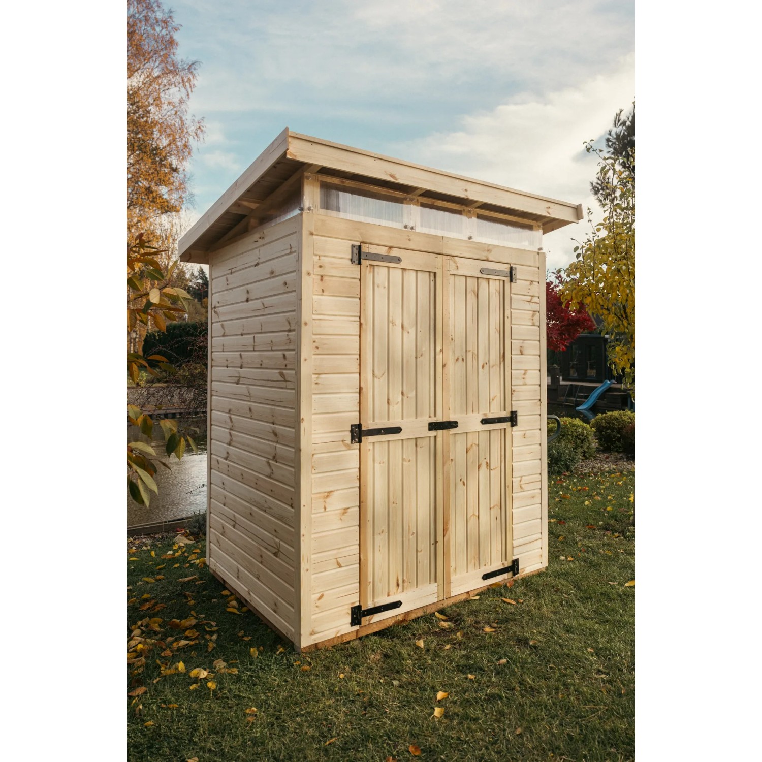 E-shop Upyard Drevený domček na náradie Strongbox M vr. základov prírodný 163 x 127 cm