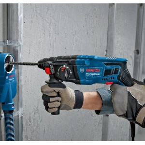 Vŕtacie kladivo Bosch Professional GBH 2-21 pri použití s odsávaním prachu na stene.