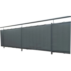 Antracitový Peddy Shield kryt na balkón (75x500 cm) s káblovými zväzkami na zábradlí.