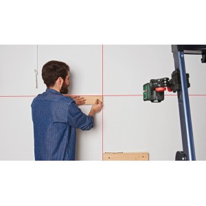 Krížový laser Bosch Quigo s univerzálnou svorkou MM 2 používaný na vyrovnanie.