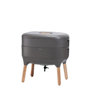 Sivý kompostér t.b.t. s drevenými nohami pre záhradu alebo balkón.