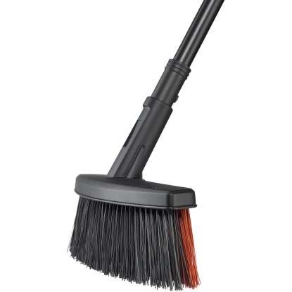 Fiskars Solid M univerzálna metla s PowerClean štetinami na chodníky a terasy.