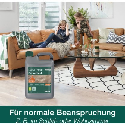 Bona Home Parketový lak Classic matný 1 l v obývacej izbe s deťmi na pohovke.