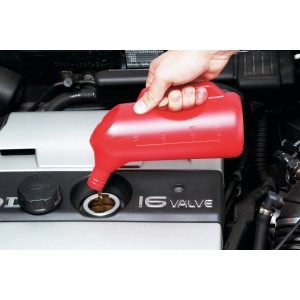 Červená LUX odmerná kanvica (1000 ml) nalievajúca olej do motora.