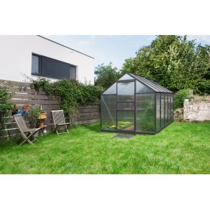 Čierny skleník Vitavia Venus 6200 HKP 4 mm v záhrade.