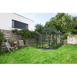 Skleník Vitavia Venus 6200 ESG 3 mm čierny v záhrade s rastlinami.