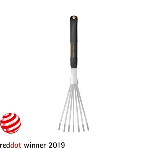 Fiskars Xact ručné vejárové hrable so 7 zubami na lístie a záhradný odpad.