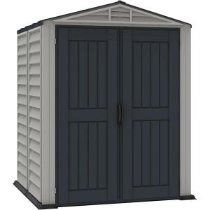 Sivý plastový záhradný domček YardMate Plus s dvojkrídlovými dverami a sedlovou strechou.